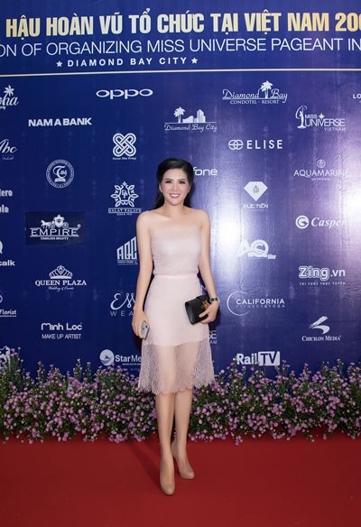 “Bà chủ” kim cương Lan Anh lịch thiệp trong Gala Diner Hoa hậu hoàn vũ 2017 - 7 Nữ hoàng Kim cương 2017 Đinh HIền Anh trong trang phục Chanel.