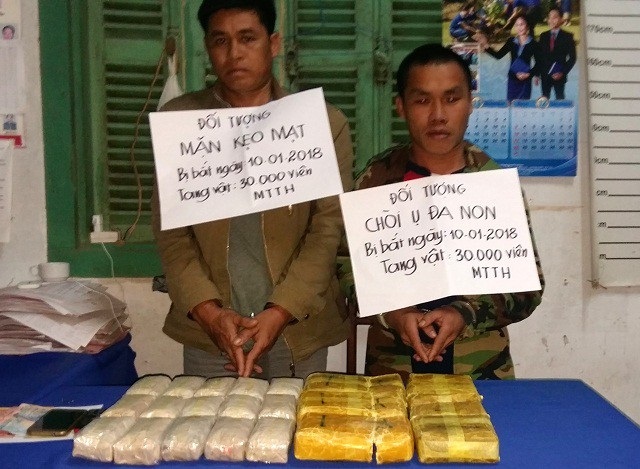 Chặn đứng hai người Lào vận chuyển 30 ngàn viên ma túy - 1 Hai đối tượng bị bắt giữ