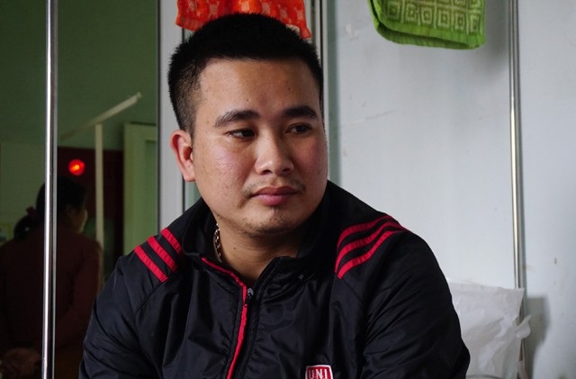 Chàng trai trẻ gồng gánh chăm vợ suy thận, con sinh non 3 lần thay máu - 6 Vạy nợ 300 triệu để chạy chữa cho vợ, cứu con trai khiến Đông lâm vào khánh kiệt. Khoản kinh phí ghép thận lên tới 800 triệu đồng là một con số quá lớn đối với Đông lúc này