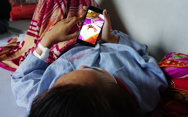 Chàng trai trẻ gồng gánh chăm vợ suy thận, con sinh non 3 lần thay máu - 7 Vượt qua nguy hiểm tính mạng để sinh con nhưng Lan mới chỉ được nhìn con 3 lần qua cửa kính phòng sơ sinh. Những lúc nhớ con quay quắt, cô chỉ có thể ngắm con qua những bức ảnh điện thoại chồng chụp cho
