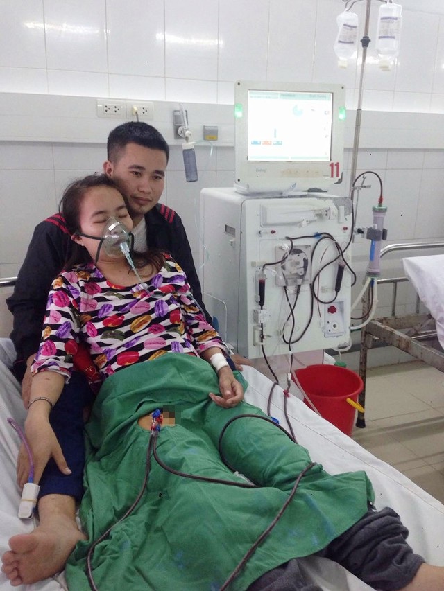 Chàng trai trẻ gồng gánh chăm vợ suy thận, con sinh non 3 lần thay máu - 1 Những lúc vợ đau đớn, mệt mỏi vì chạy thận nhân tạo, Đông ngồi để vợ dựa lưng