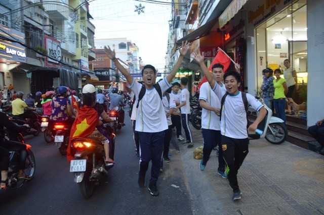 Mọi ngả đường tê liệt sau chiến thắng "không tưởng" của U23 Việt Nam - 8 Mọi ngả đường tê liệt sau chiến thắng "không tưởng" của U23 Việt Nam - 8