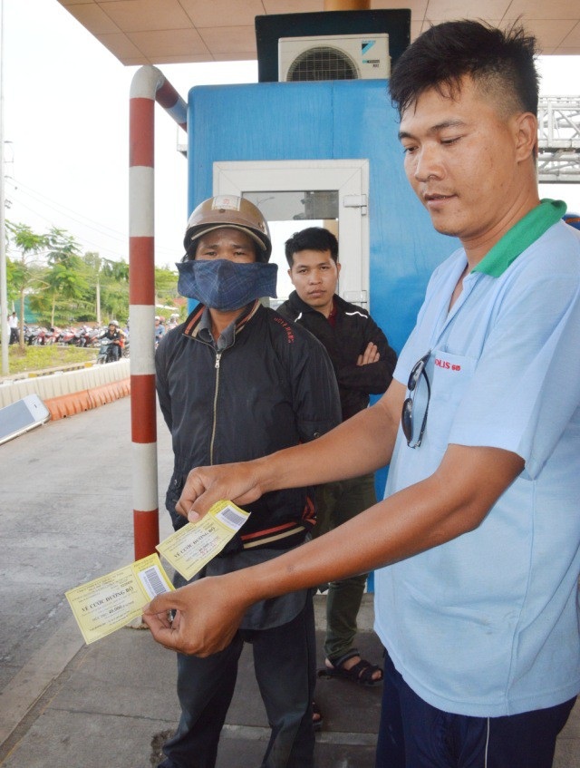 Sau giảm phí, tài xế tiếp tục gây hỗn loạn tại trạm BOT Sóc Trăng - 3 Một tài xế không đồng tình với giá vé của trạm BOT Sóc Trăng.