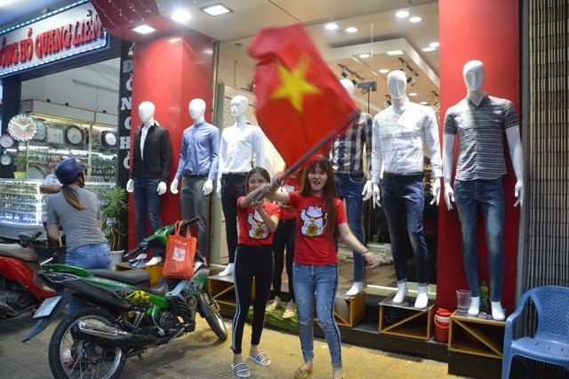 Mọi ngả đường tê liệt sau chiến thắng "không tưởng" của U23 Việt Nam - 9 Người dân Sóc Trăng ăn mừng sau trận đấu. (Ảnh: Bạch Dương).