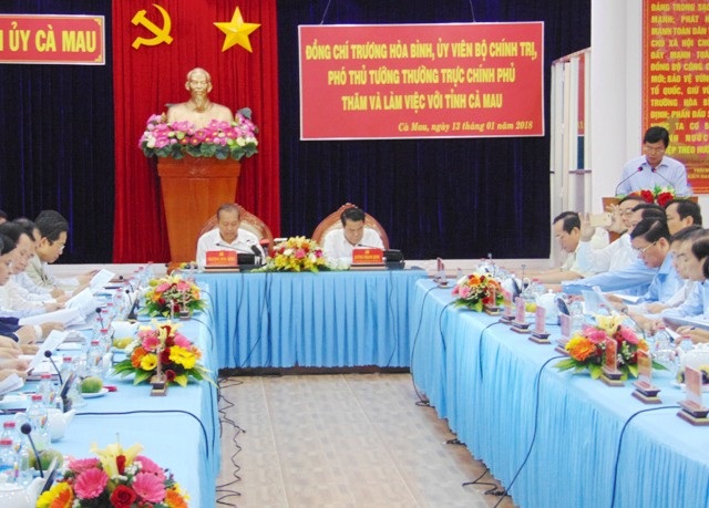 Cảng tổng hợp Hòn Khoai sẽ là cửa ngõ để ĐBSCL hướng ra biển - 1 Phó Thủ tướng Thường trực Chính phủ Trương Hòa Bình làm việc với tỉnh Cà Mau ngày 13/1.