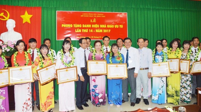 Trao danh hiệu Nhà giáo ưu tú cho các nhà giáo ở Sóc Trăng.