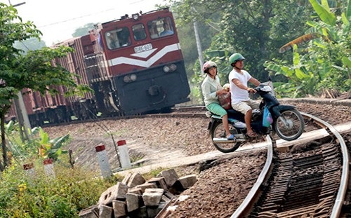 Lối đi tự mở cắt ngang đường sắt - Hãy khám phá hình ảnh về những con đường dẫn tới đường sắt được thiết kế vô cùng thông minh và an toàn. Với lối đi tự mở cắt ngang đường sắt, bạn sẽ không phải lo lắng về việc bị gián đoạn trong khi di chuyển. Hãy tìm hiểu thêm về những thiết kế này.