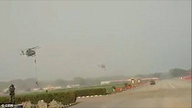 3 binh sĩ Ấn Độ rơi khỏi trực thăng vì đứt thang dây - 1
Thang dây trực thăng bất ngờ đứt khi các binh sĩ đang diễn tập. (Ảnh: CEN)