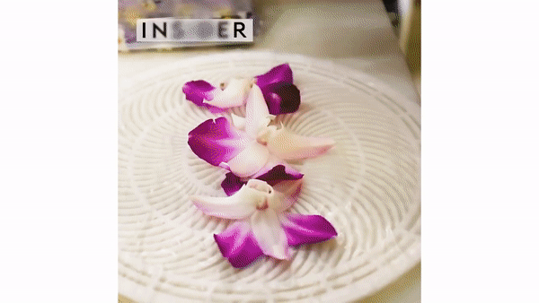 Bất ngờ trước phiên bản Mỹ của món gỏi cuốn Việt Nam - 3 Tuy nhiên tại đây, người ta sẽ dùng nguyên liệu hoa tươi ăn được và trái cây để cuốn