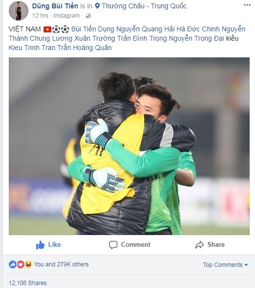 Thủ môn Bùi Tiến Dũng chia sẻ bức ảnh ôm người em trai Bùi Tiến Dụng kèm theo dòng chú thích: “Việt Nam”. Bức ảnh này đã nhận được tới 279.000 lượt like và hơn 12.000 lượt chia sẻ.