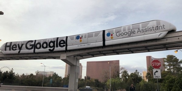 Triển lãm CES 2018 và “cuộc chiến ngầm” giữa Google với Amazon - 1 Đoàn tàu điện đô thị tại Las Vegas được sơn quảng cáo khẩu hiệu “Hey, Google”