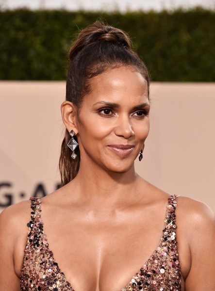Niclole Kidman giành thêm giải lớn - 15
Halle Berry trang điểm nhẹ nhàng và tự nhiên