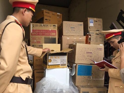 Hàng hóa không giấy tờ, không nguồn gốc bị CSGT bắt giữ khi vận chuyển trên QL1A