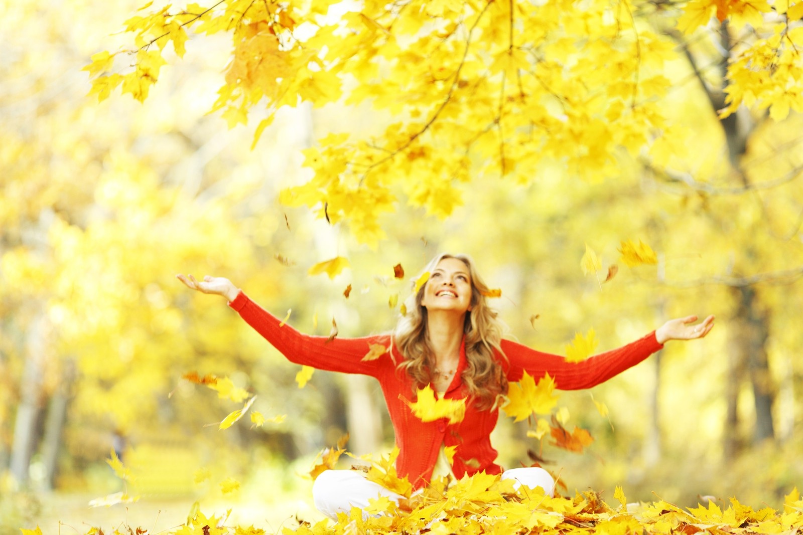 Жизнь людей осень. Счастливая женщина осенью. Осень люди. Осенняя радость. Радоваться осени.