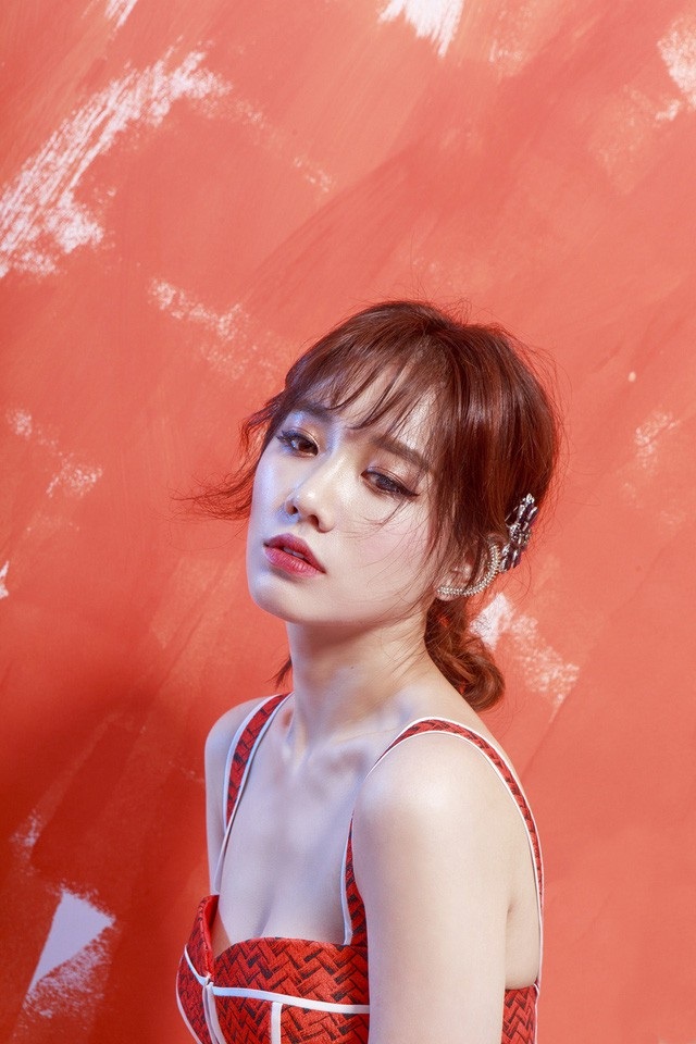 Hari Won chọn cách im lặng trước những scandal tình ái của chồng bủa vây xung quanh cuộc sống hôn nhân của mình và Trấn Thành. Vợ chồng nam MC bơ đi mọi ồn ào để cùng nhau vượt qua biến cố.