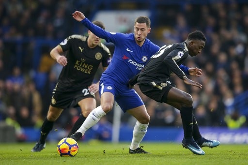 Chelsea 0-0 Leicester: Thất vọng với nhà đương kim vô địch - 2
Hazard (giữa) thi đấu mờ nhạt nên sớm bị rút ra sân