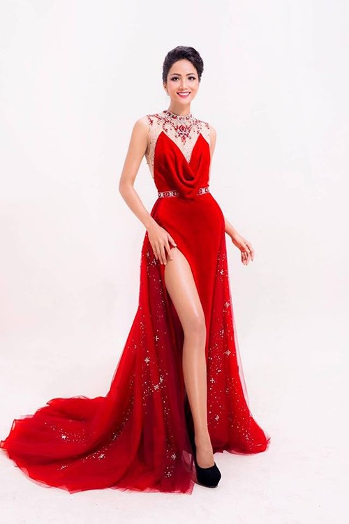 Bình Minh khoe ảnh gia đình hạnh phúc sau "sóng gió"; Elly Trần "cởi áo" khoe vòng 1 - 9 Những hình ảnh đầu tiên của tân Hoa hậu Hoàn vũ VN HHen Nie trong bộ trang phục dạ hội đỏ sau khi đăng quang được stylist đăng tải.