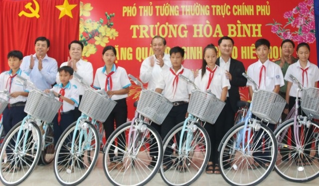 Cảng tổng hợp Hòn Khoai sẽ là cửa ngõ để ĐBSCL hướng ra biển - 2 Phó Thủ tướng Thường trực Trương Hòa Bình cùng lãnh đạo tỉnh Cà Mau trao xe đạp cho học sinh nghèo.