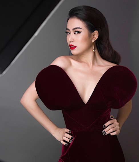 Mon Bay Hạ Long tưng bừng tổ chức sự kiện tri ân khách hàng cuối năm - 3
Ca sĩ Hoàng Thuỳ Linh với các tiết mục ca nhạc đặc sắc