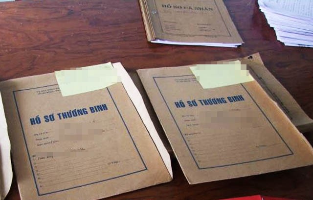 Vợ sỹ quan quân đội cầm đầu đường dây lừa chạy chế độ thương binh - 2 Bà Tạ Thị Vân đã nhận hàng trăm hồ sơ của các cựu chiến binh để chạy chế độ cho họ nhưng trên thực tế, người phụ nữ này không giải quyết được bất kỳ trường hợp nào như đã hứa (ảnh minh họa)