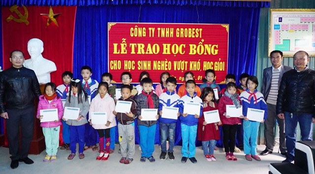 20 suất học bổng được trao cho các em học sinh Trường Tiểu học An Hòa (Quỳnh Lưu, Nghệ An)