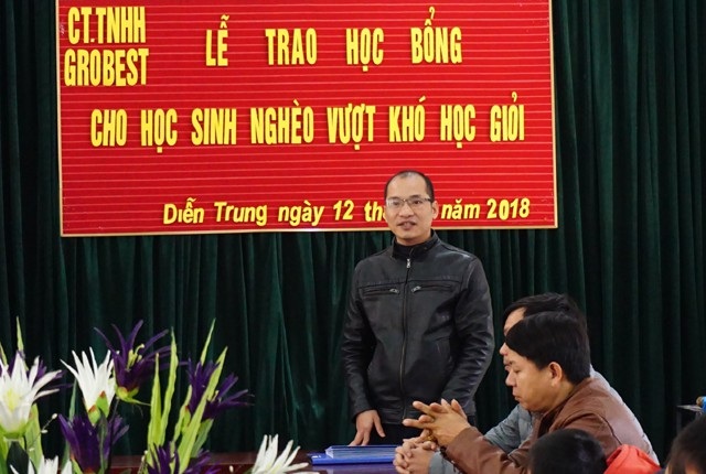 Ông Trần Văn Phương - Trưởng khu vực Nghệ An - Thanh Hóa, Công ty TNHH Grobest Việt Nam phát biểu tại buổi trao học bổng cho học sinh Trường Tiểu học Diễn Trung (Diễn Châu, Nghệ An)
