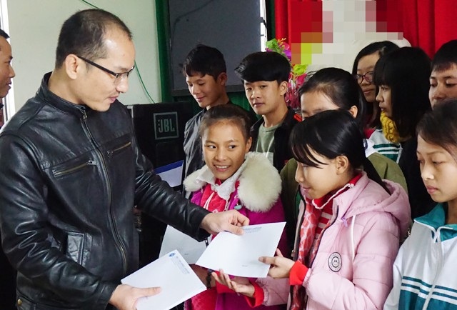 Trao học bổng Grobest Việt Nam đến với các em học sinh là con em đồng bào công giáo vượt khó học giỏi Trường THCS Quỳnh Thanh (Quỳnh Lưu, Nghệ An)