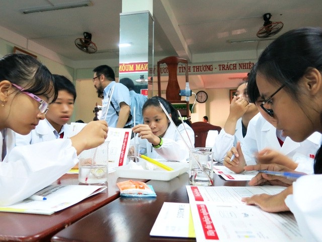 Môn Hóa học sẽ thế nào trong chương trình giáo dục phổ thông tổng thể? - 1 Học sinh Đà Nẵng trong giờ thí nghiệm (ảnh: Khánh Hiền)