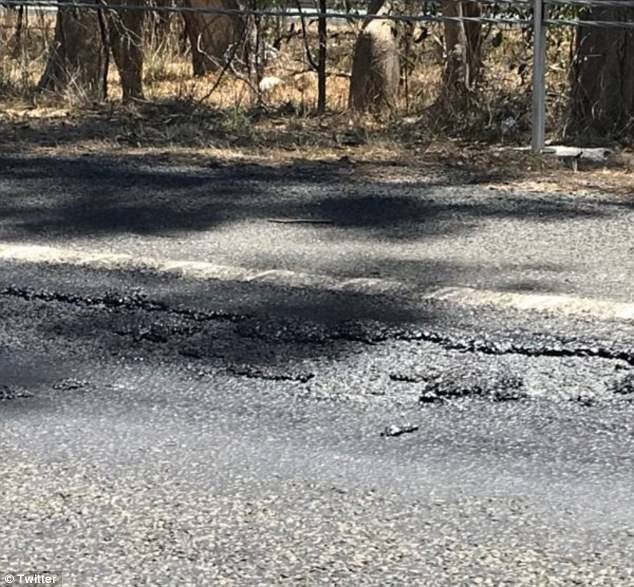 Australia nắng nóng cực điểm tan chảy cả nhựa đường - 2 Nhựa đường tan chảy dưới nắng nóng