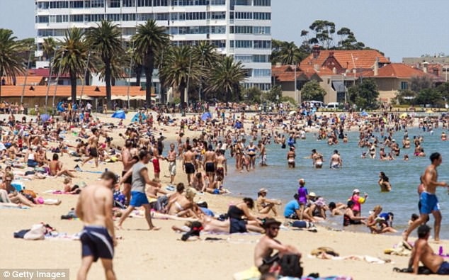 Australia nắng nóng cực điểm tan chảy cả nhựa đường - 1 Hàng nghìn người dân đổ xô tới bãi biển giải nhiệt