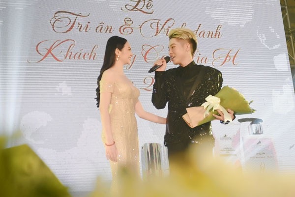 Hương Baby lộng lẫy trong lễ tri ân của Camllia H Spa - 2 Hương Baby - tổng giám đốc Camellia H Beauty and Luxury Spa lên sân khấu để tặng hoa cho Đức Phúc.
