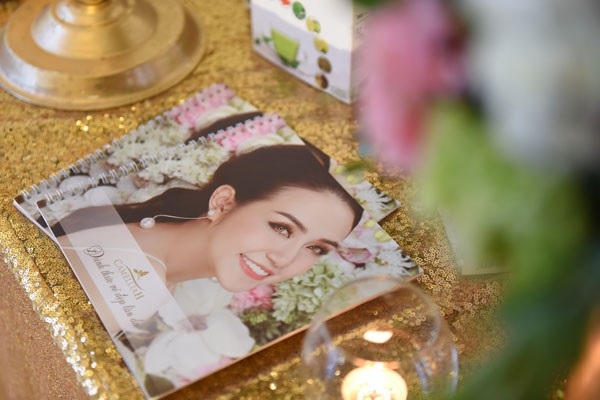 Hương Baby lộng lẫy trong lễ tri ân của Camllia H Spa - 11 Cũng trong buổi tiệc tri ân khách hàng cuối năm, Hương Baby đã dành tặng nhiều phần quà cho các đại lý đạt được doanh số xuất sắc trong năm.