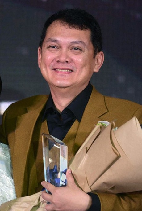 NSƯT Hữu Châu nhận giải “Quý ông biểu tượng của năm” - 1 Giải thưởng quan trọng “Icon of the year 2017 – Biểu tượng của năm 2017” được trao cho NSƯT Hữu Châu.