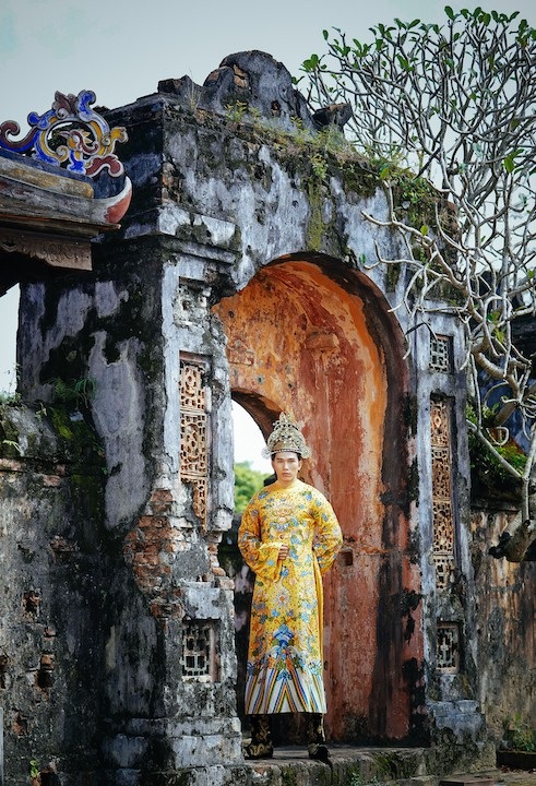 Ngọc Tình, Khánh Ngân làm sống lại hình ảnh vua chúa vương triều xứ Huế - 5 Ngọc Tình hoá ông vua oai phong, lẫm liệt.