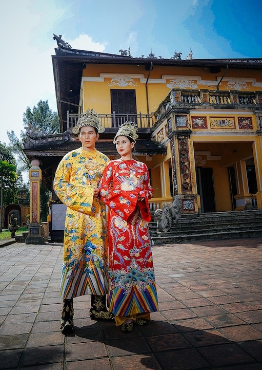 Ngọc Tình, Khánh Ngân làm sống lại hình ảnh vua chúa vương triều xứ Huế - 3 Bộ ảnh làm cho thành quách cũ hiện lên sống động.