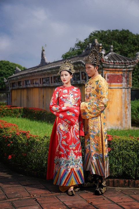 Ngọc Tình, Khánh Ngân làm sống lại hình ảnh vua chúa vương triều xứ Huế - 1 Ngọc Tình - Khánh Ngân lộng lẫy trong những bộ trang phục vương triều.