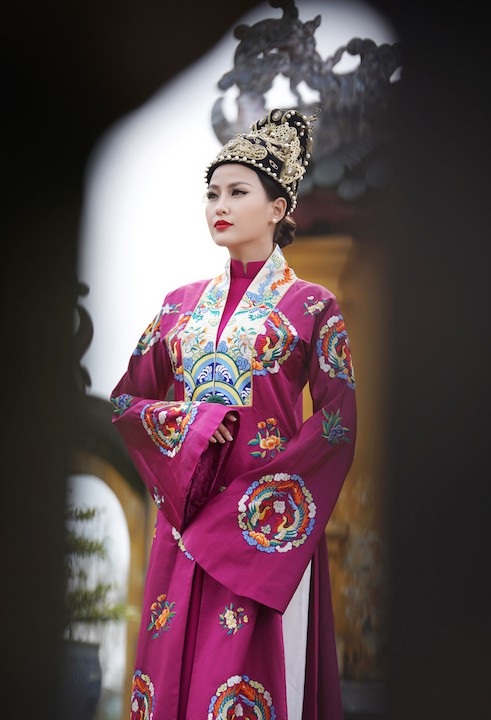 Ngọc Tình, Khánh Ngân làm sống lại hình ảnh vua chúa vương triều xứ Huế - 7 Khánh Ngân toát lên thần thái của một bà hoàng đài các, kiêu sang.