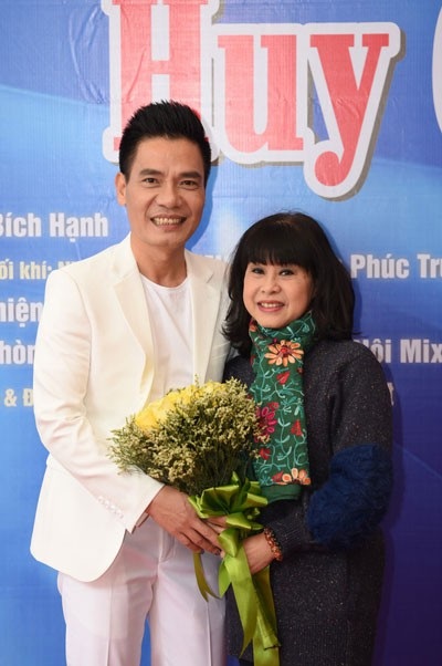 Nghệ sĩ Việt đến chia vui với ca sĩ Huy Cường ra album mới - 2 Nghệ sĩ Hồng Liên đến chúc mừng Huy Cường.