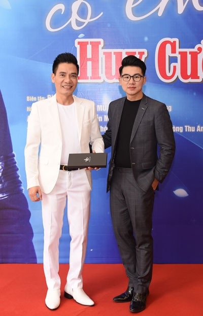Nghệ sĩ Việt đến chia vui với ca sĩ Huy Cường ra album mới - 3 Ca sĩ Việt Tú đến chúc mừng đàn anh.