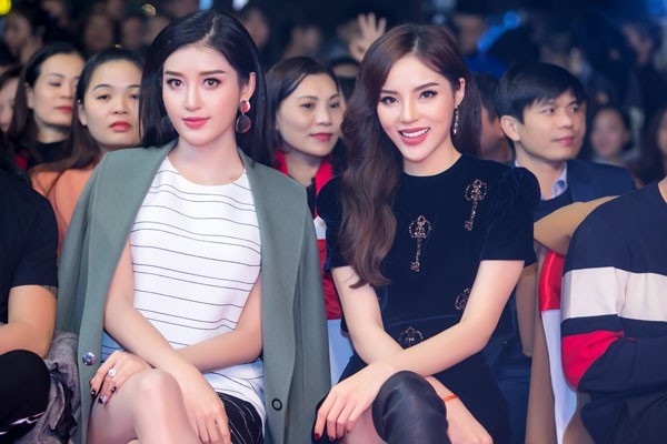 Kỳ Duyên và Huyền My tìm thấy “tiếng nói chung” tại G9 Moza - 1 Hoa hậu Kỳ Duyên và Á hậu Huyền My thân thiết tại sự kiệnra mắt thương hiệu thời trang cao cấp G9 Moza tại thành phố Vinh.
