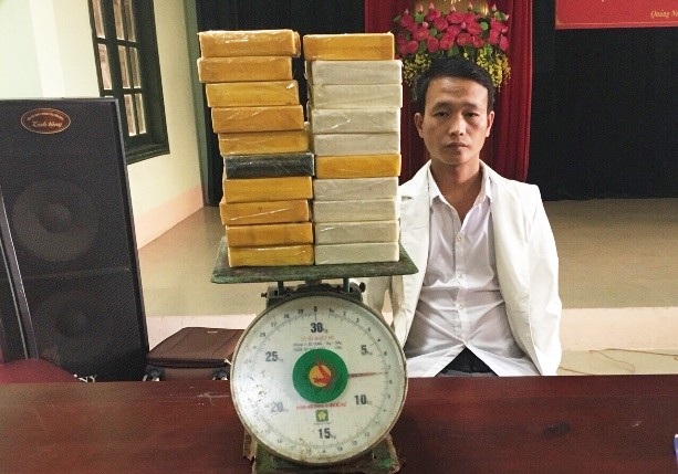 Trong khi đang vận chuyển tới 20 bánh heroin từ Việt Nam sang Trung Quốc, Tùng đã bị Biên phòng phát hiện và bắt giữ (ảnh QTV)