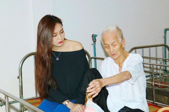 Hoa khôi Nam Bộ 2017 Nguyễn Thị Hải Yến ân cần trò chuyện cùng cụ già.