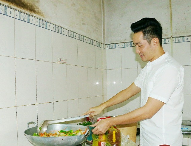 Ca sĩ Nguyễn Phi Hùng vào bếp phụ nấu những món ăn phục vụ các cụ già.