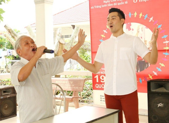 Ca sĩ Nguyễn Phi Hùng hết mình hát phục vụ và cùng giao lưu với các cụ tại Trung tâm.