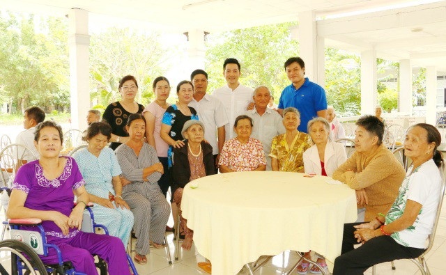 Mang đến niềm vui, chia sẻ tinh thần với những cụ già neo đơn.