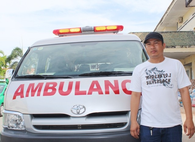 Bỏ tiền túi mua xe cứu thương phục vụ bệnh nhân nghèo - 1 Anh Huỳnh Công Bình bên chiếc xe cấp cứu phục vụ người nghèo.