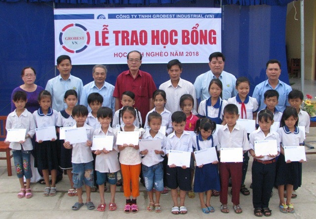Trao 110 suất học bổng Grobest đến học sinh nghèo Bạc Liêu - 4 Học sinh trường Tiểu học Vĩnh Mỹ A2 nhận học bổng của Công ty Grobest Việt Nam.