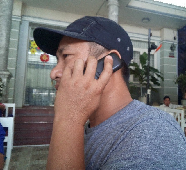 Bỏ tiền túi mua xe cứu thương phục vụ bệnh nhân nghèo - 4 Khi đang trò chuyện với chúng tôi, điện thoại anh Bình liên tục nhận những cuộc gọi hỗ trợ từ người nhà bệnh nhân.