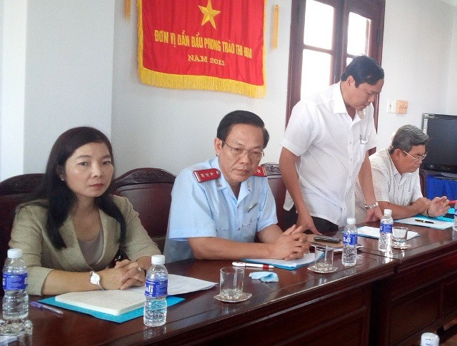 Vụ mang quỹ vì người nghèo đi cho vay tiền tỷ sắp đến hồi kết! - 1
Ông Huỳnh Minh Ứng - Phó Chánh Thanh tra Nhà nước tỉnh Bạc Liêu (thứ 2 từ trái qua) cho biết dự kiến ngày 15/1 sẽ có báo cáo UBND tỉnh vụ quỹ người nghèo.