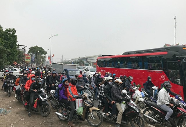 Đường trên cao, cửa ngõ Thủ đô ùn tắc nghiêm trọng - 6
Quốc lộ 1 cũ đoạn qua huyện Thường Tín bị ùn tắc nghiêm trọng